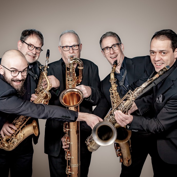 Die fünf Musiker des Quintessence Sacophone Quintetts mit ihren Instrumenten. Die fünf Musiker des Quintessence Sacophone Quintetts mit ihren Instrumenten.