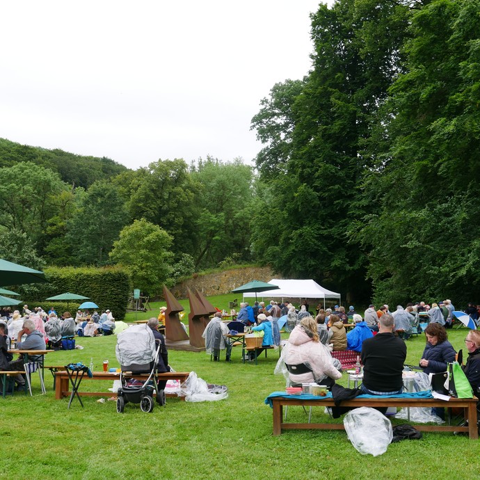 Blick auf den Konventgarten mit Publikum und dem Ensemble Brassfabrik 4.0 beim Picknickkonzert. Blick auf den Konventgarten mit Publikum und dem Ensemble Brassfabrik 4.0 beim Picknickkonzert. (vergrößerte Bildansicht wird geöffnet)